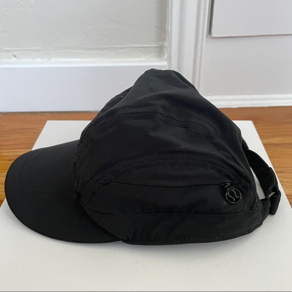 Black Lululemon running hat with pocket and reflective details